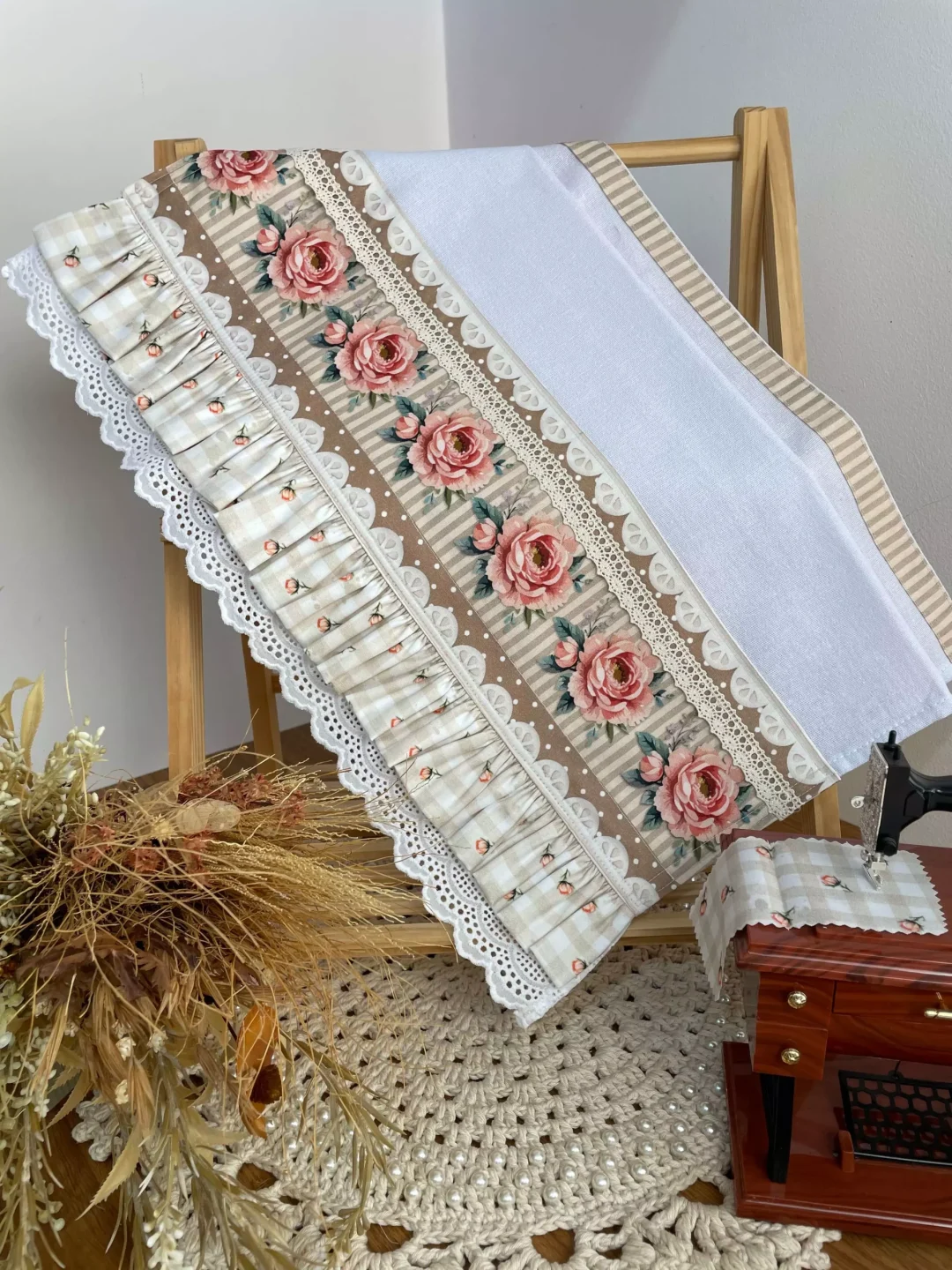 14. COMPOSÊ COM BORDADO INGLÊS, BABADO E RENDA