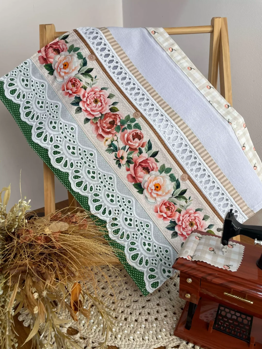 5. BARRADO COM BORDADO INGLÊS, ENTREMEIO COM DETALHE EM PONTO CHEIO