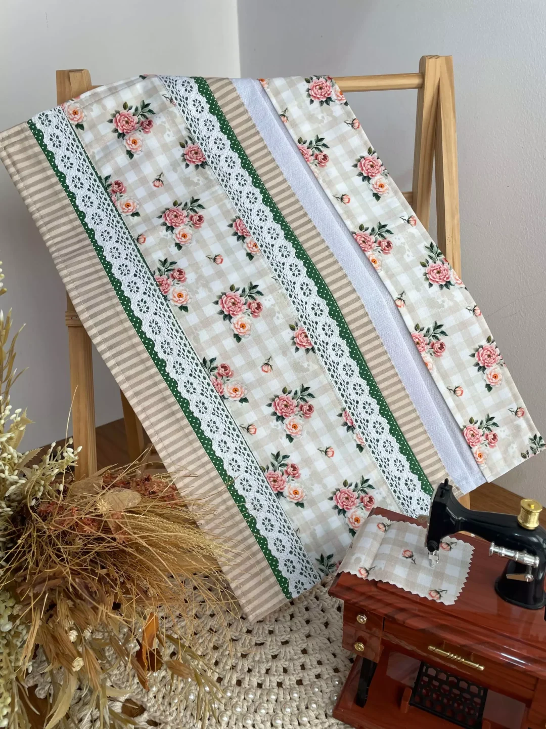 9. COMPOSÊ DE ESTAMPAS COM DETALHE EM RENDA
